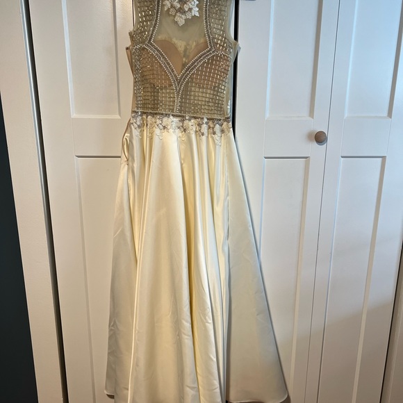 Stunning cream/satin dress - Picture 3 of 6